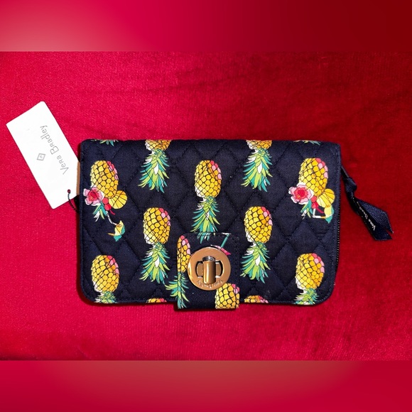 NWT Vera Bradley RFID Turnlock Wallet Toucan Party Pineapple Quilted Cotton - Picture 1 of 4